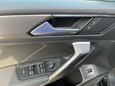 Used 2024 Volkswagen Tiguan SE w/ Panoramic Sunroof Package AWD/4WD image 17
