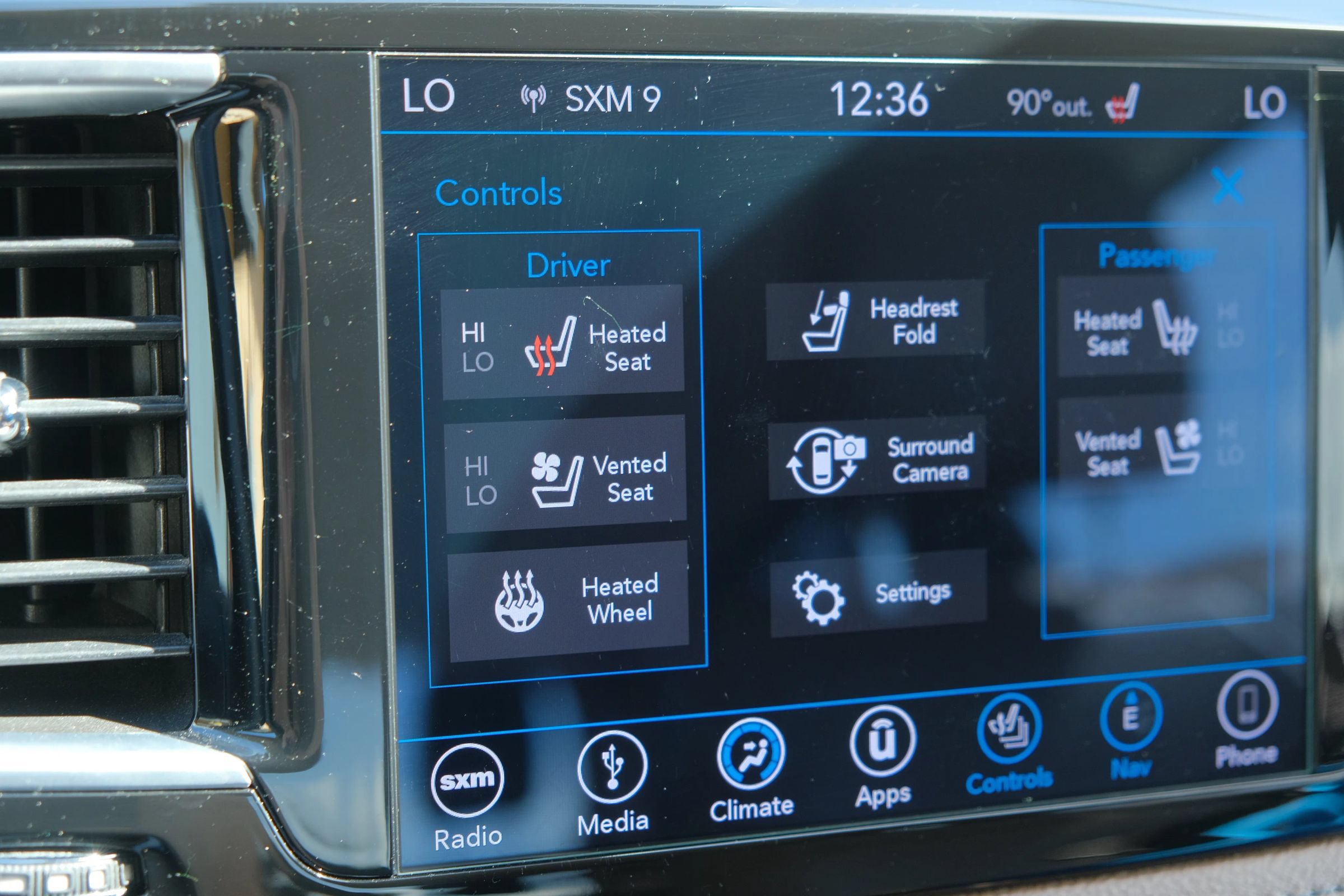 Used 2018 Chrysler Pacifica Limited w/ Tire & Wheel Group FWD image 23