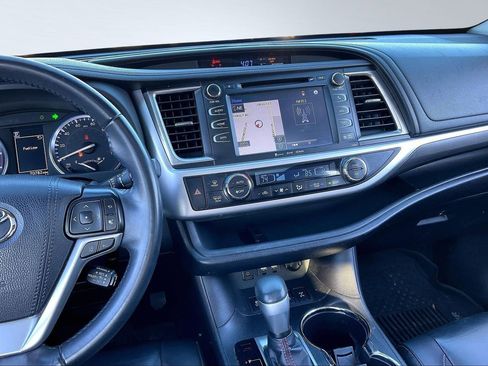 Used 2019 Toyota Highlander AWD V6 image 5