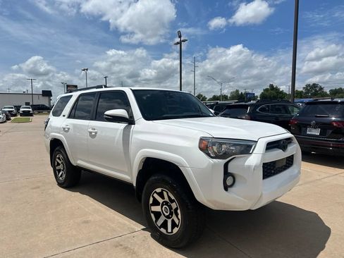 Used 2020 Toyota 4Runner SR5 Premium w/ Moonroof Package RWD image 3
