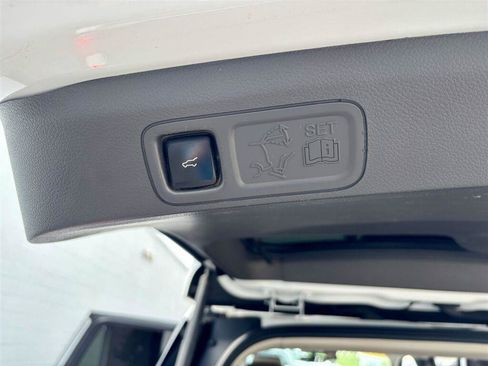Used 2018 Ford Expedition XLT w/ Equipment Group 202A AWD/4WD image 16
