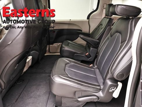 Used 2024 Chrysler Pacifica Touring-L FWD image 22