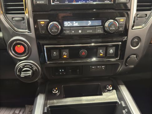 Used 2019 Nissan Titan Platinum Reserve image 30