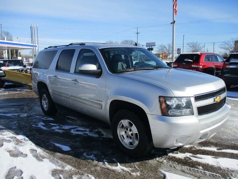 Used 2013 Chevrolet Suburban LT image 2