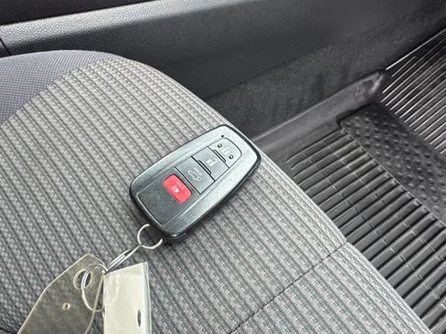 Used 2021 Toyota Highlander LE AWD/4WD image 43