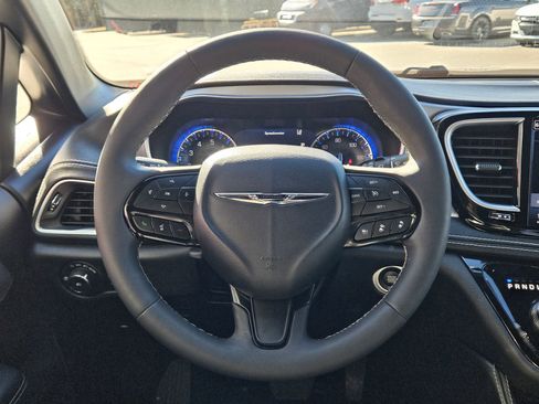 Used 2025 Chrysler Pacifica Limited image 15