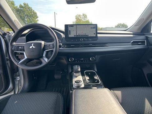 Used 2025 Mitsubishi Outlander ES image 25