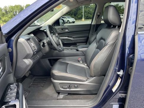 Used 2023 Nissan Pathfinder SL w/ Black Appearance Package FWD image 15