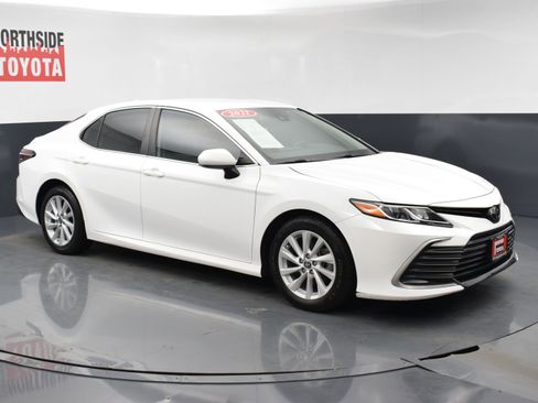 Used 2021 Toyota Camry LE image 6