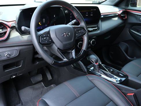 Used 2025 Chevrolet TrailBlazer RS w/ Convenience Package FWD image 3