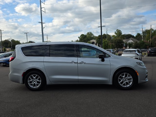 Used 2024 Chrysler Pacifica Touring-L FWD image 2