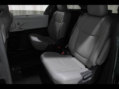 Used 2026 Toyota Sienna XLE FWD image 19