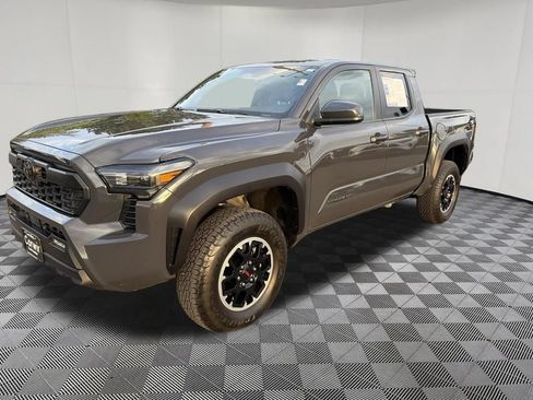 Used 2025 Toyota Tacoma TRD Off-Road AWD/4WD image 4
