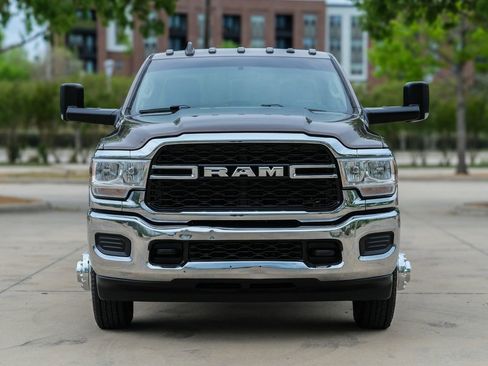 Used 2019 RAM 3500 Tradesman w/ Chrome Appearance Group image 4