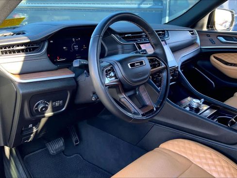 Used 2022 Jeep Grand Cherokee Summit w/ Luxury Tech Group V image 15