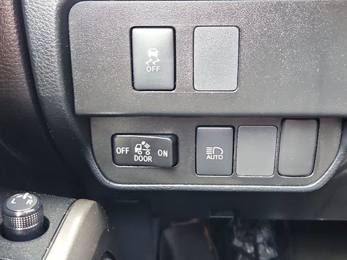 Used 2020 Toyota Tacoma SR5 AWD/4WD image 16