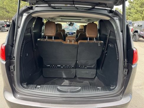 Used 2018 Chrysler Pacifica Limited w/ Advanced Safetytec Group FWD image 8