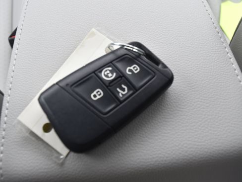 Used 2022 Volkswagen Tiguan SE AWD/4WD image 32