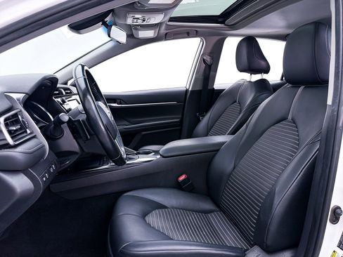 Used 2020 Toyota Camry SE w/ Blackout Package FWD image 17