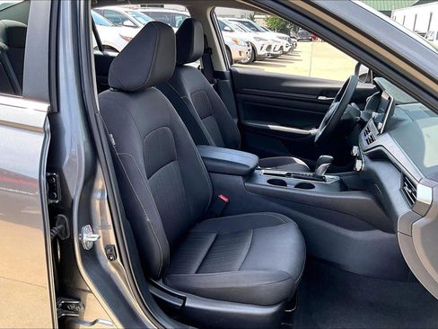 Used 2025 Nissan Altima 2.5 SV FWD image 29