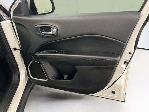 Used 2018 Jeep Compass Limited image 32