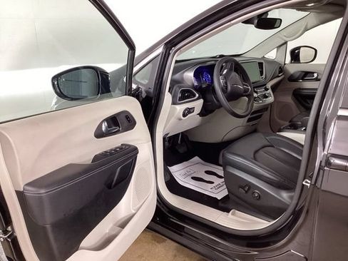 Used 2024 Chrysler Pacifica Limited FWD image 9