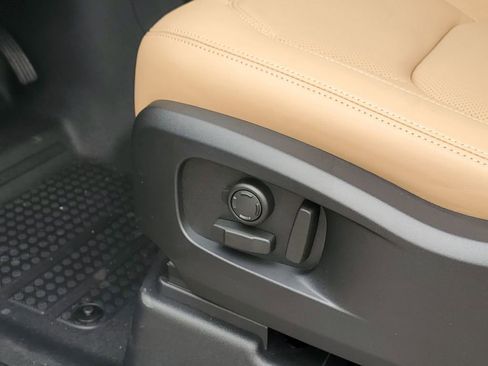 Used 2025 Land Rover Defender 90 S image 10