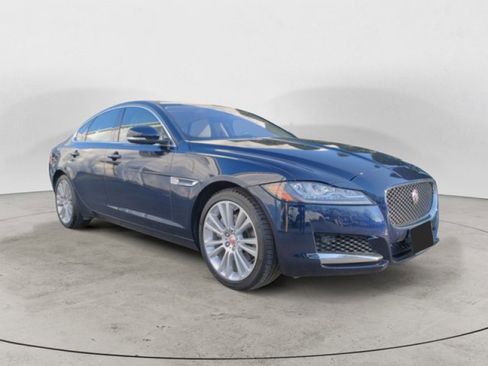 Used 2020 Jaguar XF Premium image 7