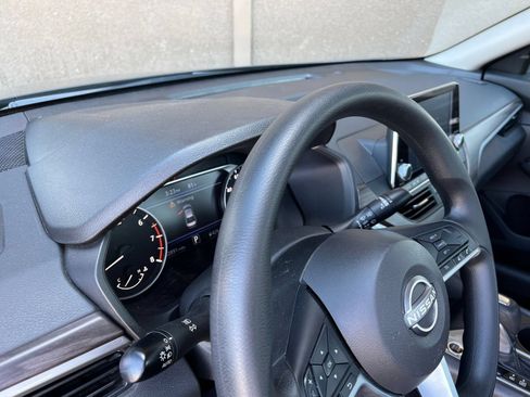 Used 2025 Nissan Altima 2.5 SV FWD image 30