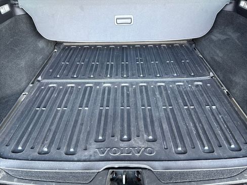 Used 2010 Volvo V70 R-Design image 13