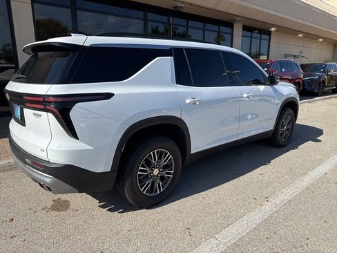 Used 2024 Chevrolet Traverse LT image 3