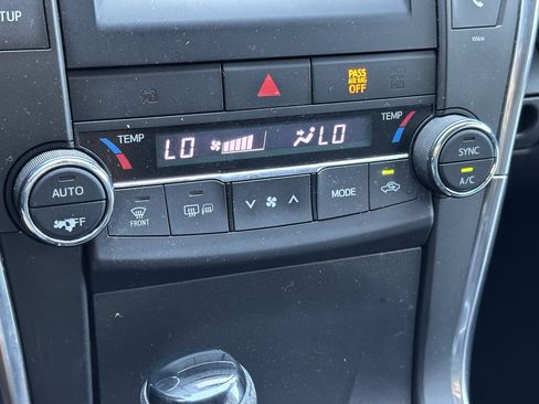 Used 2017 Toyota Camry SE FWD image 18