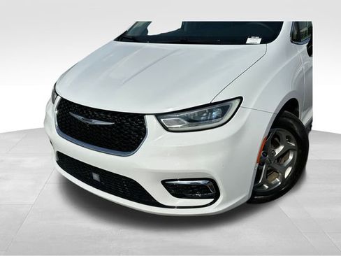 Used 2023 Chrysler Pacifica Limited image 9