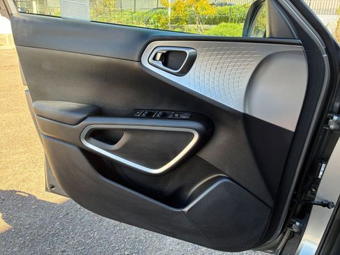 Used 2025 Kia Soul LX w/ LX Technology Package image 18