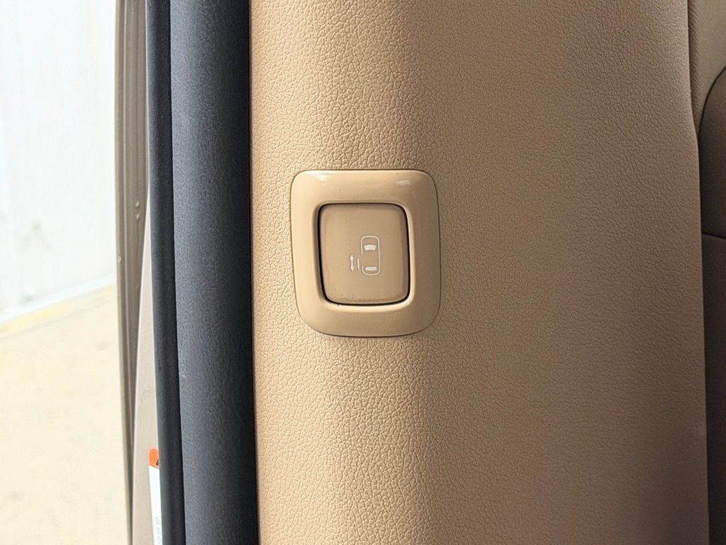 Used 2017 Kia Sedona LX FWD image 22