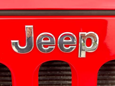 Used 2015 Jeep Wrangler Unlimited Sahara w/ Dual Top Group AWD/4WD image 9