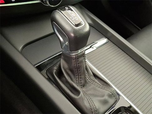 Used 2019 Volvo XC60 T6 Momentum w/ Multimedia Package image 16