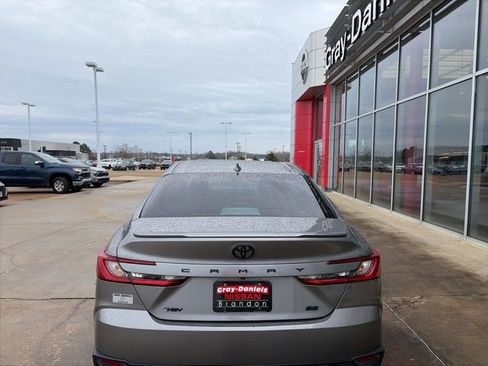 Used 2025 Toyota Camry SE image 3