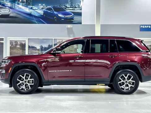 Used 2024 Jeep Grand Cherokee Limited AWD/4WD image 2