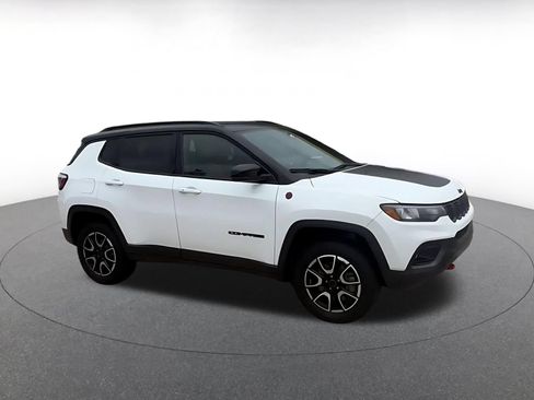 Used 2025 Jeep Compass Trailhawk AWD/4WD image 2
