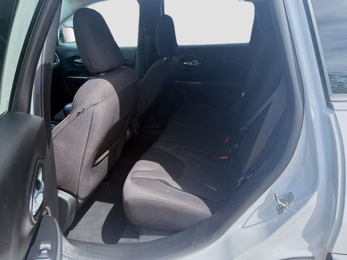 Used 2019 Jeep Cherokee Latitude w/ Popular Appearance Group AWD/4WD image 22
