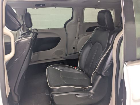 Used 2023 Chrysler Pacifica Limited w/ Uconnect Theater Family Group FWD image 23