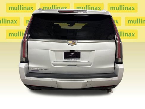 Used 2020 Cadillac Escalade Premium Luxury AWD/4WD image 18