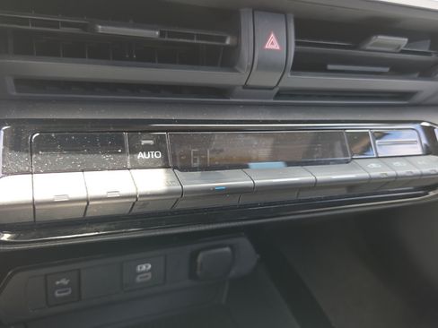 Used 2024 Toyota Prius LE FWD image 19