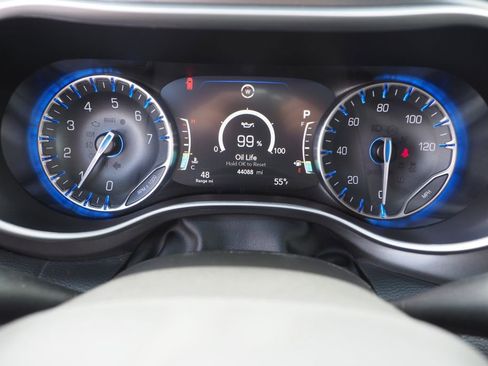 Used 2024 Chrysler Pacifica Touring-L FWD image 26