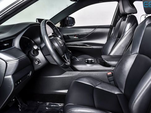 Used 2024 Toyota Venza Nightshade image 16