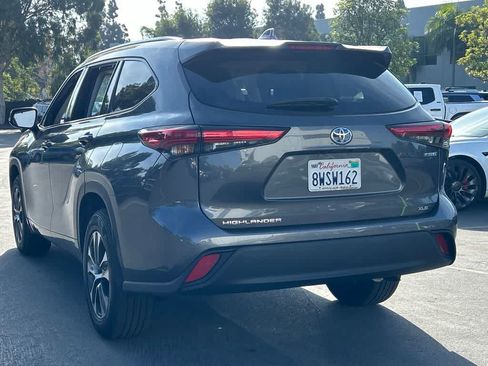 Used 2021 Toyota Highlander XLE FWD image 2
