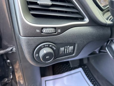 Used 2019 Jeep Cherokee Trailhawk w/ Cold Weather Group image 20