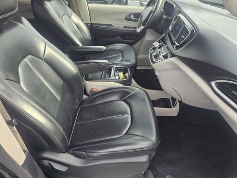 Used 2021 Chrysler Voyager Lxi image 20