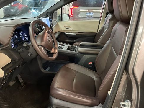 Certified 2023 Toyota Sienna Platinum image 9